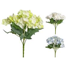 Umělé květy hortenzie v různých barvách.