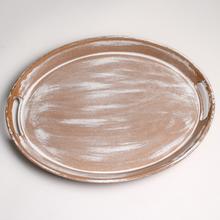 Hnědý dřevěný podnos oválného tvaru s dvěma uchy.