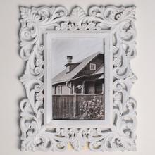 Bílý ornamentální rámeček z dřeva.