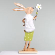 Dřevěná zajíčice s květinou, zelená barva.