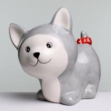 Porcelánová pokladnička kočka v šedé barvě.