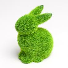 Zelený mechový zajíček z keramiky.