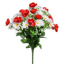 Kytice umělých květin s máky a sedmikráskami.