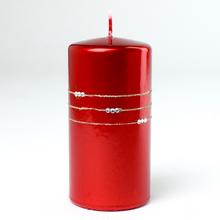 Červená vánoční svíčka s pruhy.