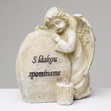 Smutný anděl u srdce s LED světlem.