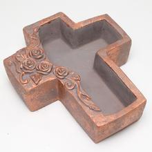 Obal kříž cement tmavě šedý s mědí.