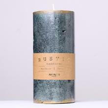 Zelená rustikální svíčka s patinou, průměr 7 cm, výška 15 cm.