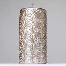 Vánoční svíčka RAVENNA v šampaňském odstínu s ornamentálním vzorem.