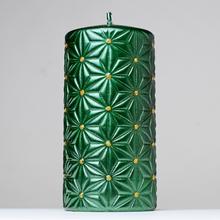 Zelená vánoční svíčka s ornamentem.