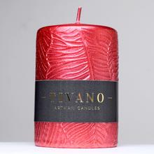 Červená vánoční svíčka TIVANO s ornamentem.