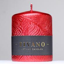 Červená vánoční svíčka TIVANO s ornamentem.