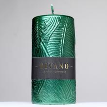 Zelená vánoční svíčka TIVANO s ornamentem.