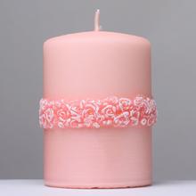 Růžová svíčka s dekorativním páskem