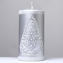 Šedá vánoční svíčka s motivem stromečku.