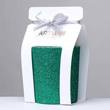 Zelená vonná svíčka ve skleněném obalu s třpytkami.