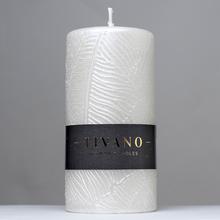 Bílá vánoční svíčka TIVANO s ornamentem.