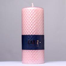 Růžová vánoční svíčka CADIZ s metalickým povrchem.