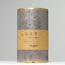 RUSTIC PATINA válcová svíčka v šampaňském odstínu.