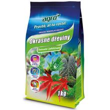 Hnojivo AGRO OM OKRASNÉ DREVINY 1kg v obalu s rostlinami.