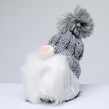 Šedý látkový Santa s čepicí a vousy.