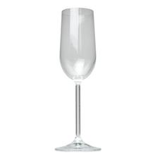 Sklenice na šampaňské s elegantním designem.