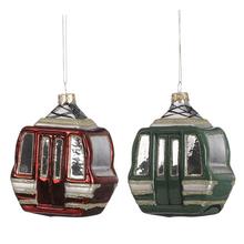 Ornament lyžařský vlek v červené a zelené barvě.