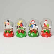 Vánoční zátěž s figurkami ve sněhu.