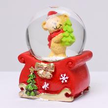 Těžítko s vánoční postavičkou ve sněhové kouli.