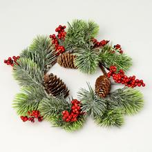 Vánoční věnec s jedlí a červenými plody.