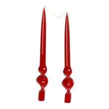 Červené točené svíčky v balení po 2 kusech.