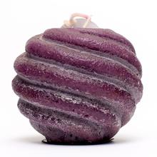Dekorační svíčka koule Twister v bordó barvě, průměr 7 cm.