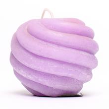 Dekorační svíčka koule Twister v bledě fialové barvě.