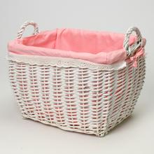 Bílo-růžový proutěný košík s látkovým vnitřkem.