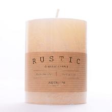 Krémová metalická svíčka RUSTIC ve tvaru válce.