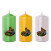 Svíčky válec s kuřátkem v košíku v zelené, žluté a bílé variantě.