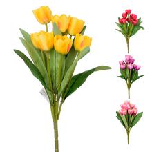 Kytice umělých tulipánů v žluté barvě.