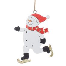 Závěsný dřevěný sněhulák s červenou čepicí a šálou.