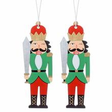 Dřevěný závěs louskáček s mečem a korunou.