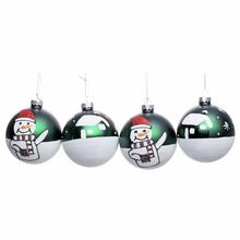 Sada skleněných vánočních koulí v bílé, červené a zelené barvě s motivem sněhuláků a domečků.