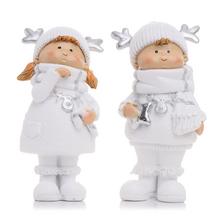 Dvě děti v bílých zimních oblečcích s dárky.