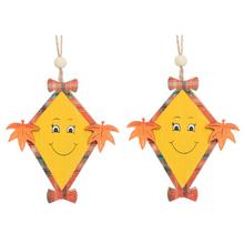 Dřevěné závěsy ve tvaru draků, s úsměvem a barevnými detaily.