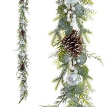 Girlanda s jedlí, tújí, zelenými listy, šiškami a bílými bobulemi.