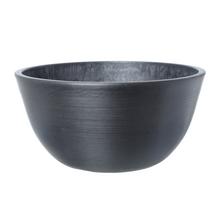 Velká černá mísa z umělého materiálu.