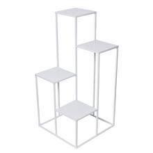 Bílý stojan na květiny se čtyřmi policemi.