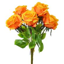 Kytice umělých oranžových růží s listy.