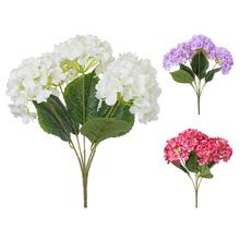 Kytice umělých hortenzií v bílé, fialové a růžové barvě.
