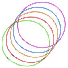 Hula hoop v různých barvách.
