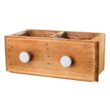 Dřevěná zásuvka se dvěma přihrádkami a bílými úchyty.