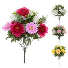 Kytice umělých květin s růžemi, gerberami a pivoňkami.
