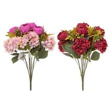 Kytice z umělých květin s pivoňkami, hortenzie a bodláky.